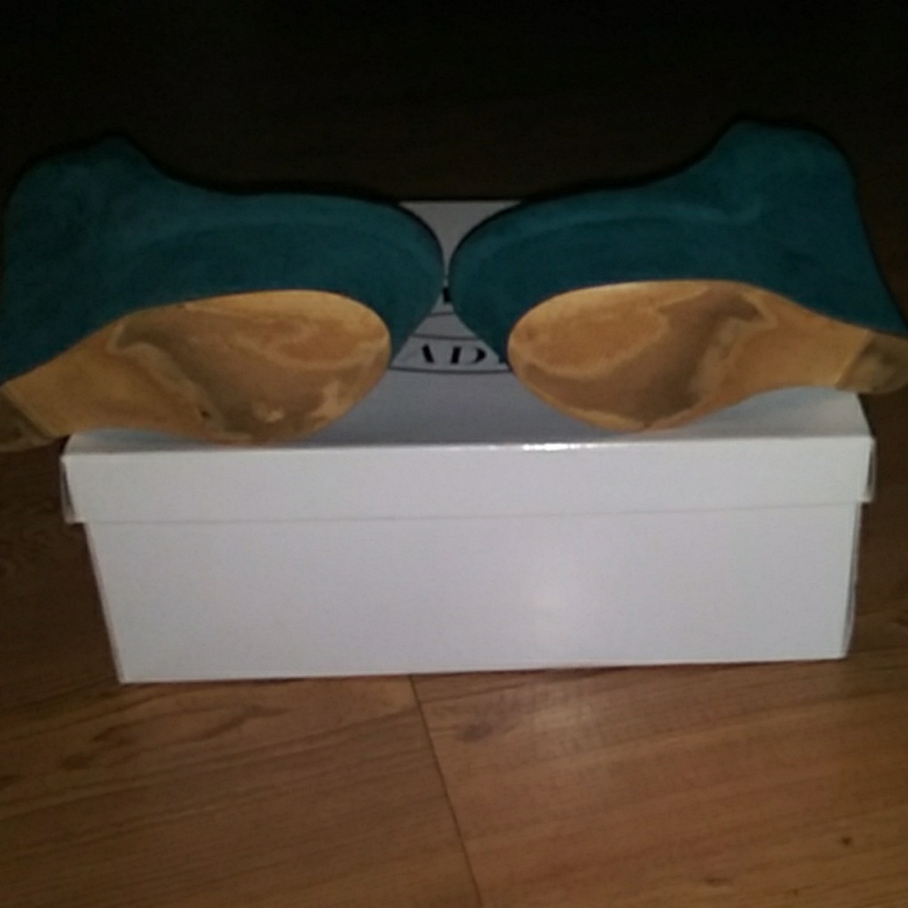 Shoes - Picture 4 of 6